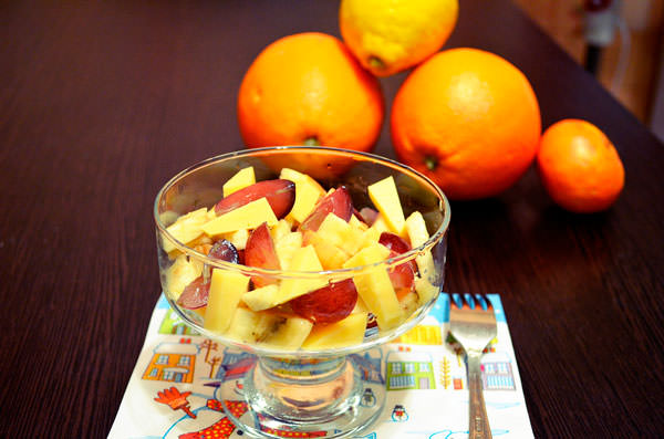 Нарезанные части для фруктового салата с сыром