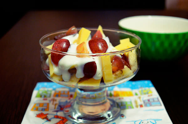 Готовый салат с фруктами и сыром