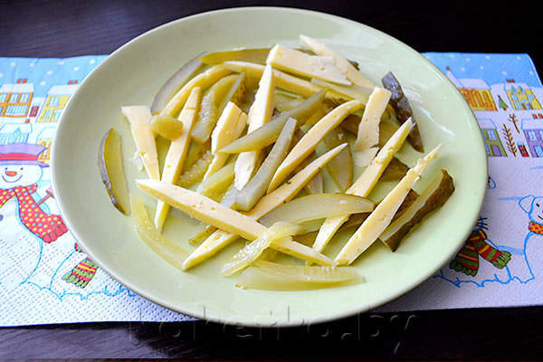 нарезаем сыр мелкими пластинками