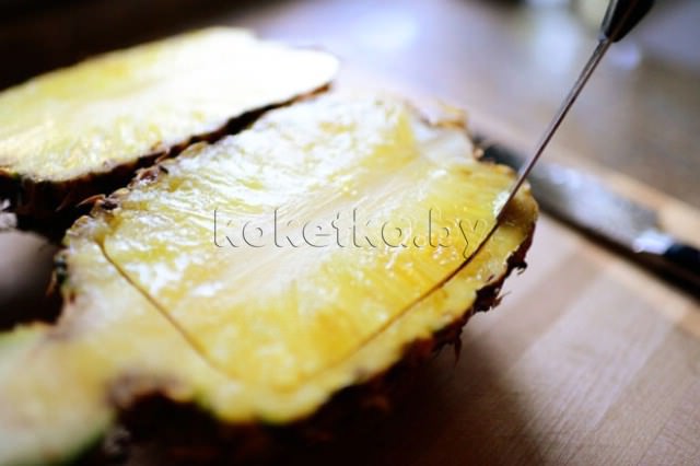 Cалат с ананасом Cалат с ананасом - Аккуратно вырезаем мякоть ананаса