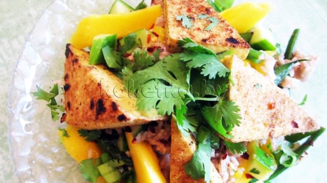 Салат из тофу и манго Салат из тофу и манго