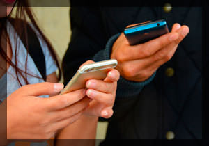 Топ-10 стильных телефонов для девушек, кроме iPhone