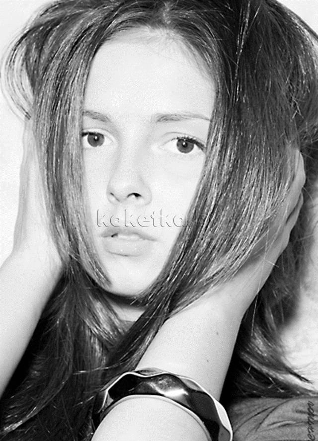 Фото Нюши без макияжа