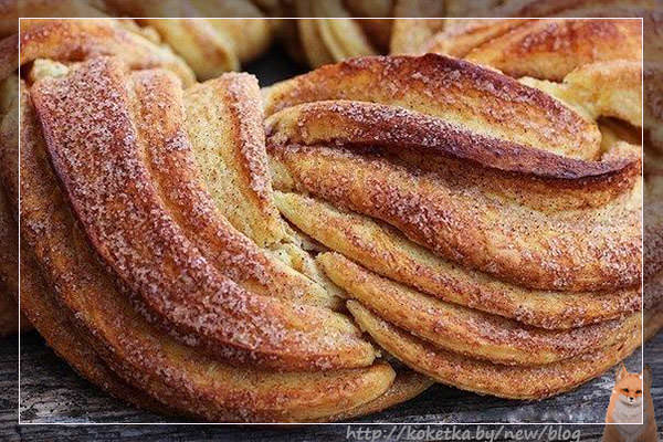 Готовая румяная и ароматная эстонская выпечка с корицей