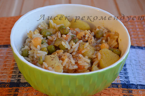 Карри с нутом в миске с рисом