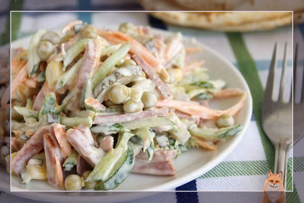 Салат с зелёным горошком, морковью и огурцом