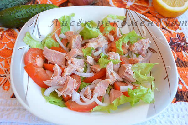 Кусочки тунца среди овощей
