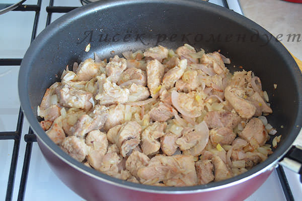 Обжариваем мясо с луком