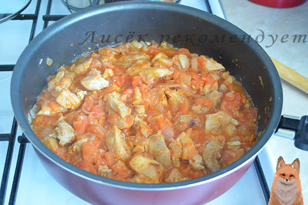 Мясо с луком и томатами