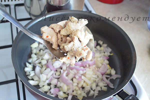 Мясо вынуть шумовкой и переложить к луку