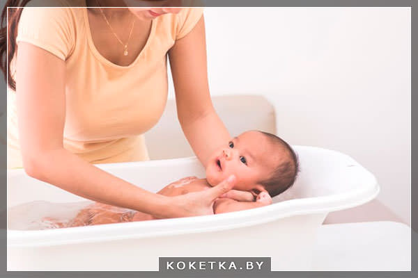 Как правильно купать новорожденную девочку?