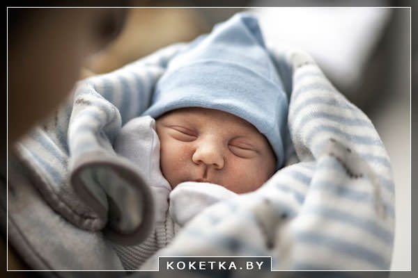 Шапочка на новорождённым ребенке 