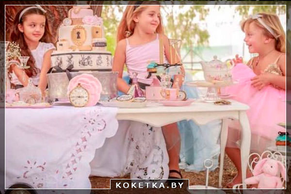Французское чаепитие девочки на свежем воздухе пьют чай