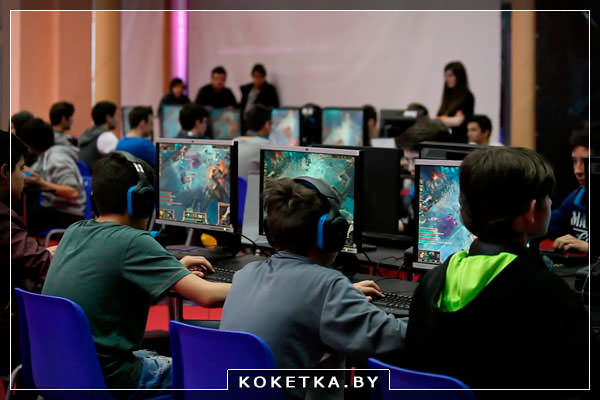 Компьютерно-зависимые дети играют на мощных компьютерах