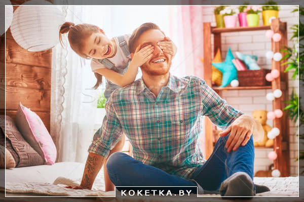 Папа играет с дочерью в игры