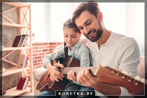 Папа играет с дочерью на гитаре