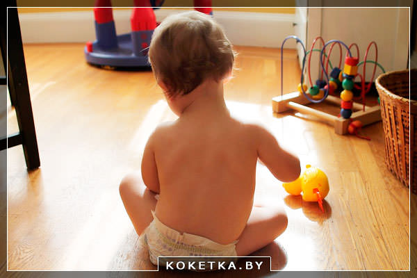 Ребенок играет с деревянными игрушками