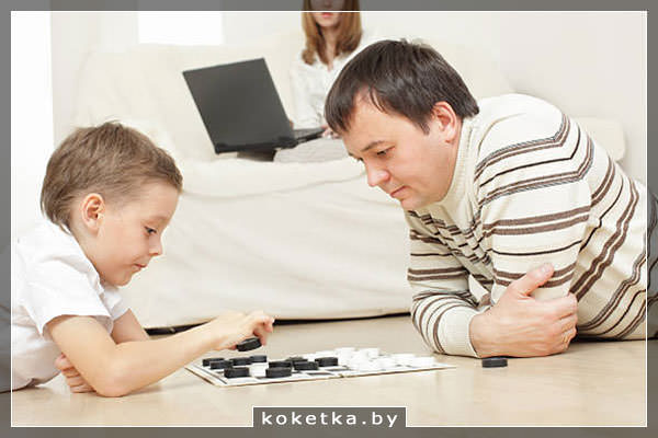 Папа играет с сыном в шашки