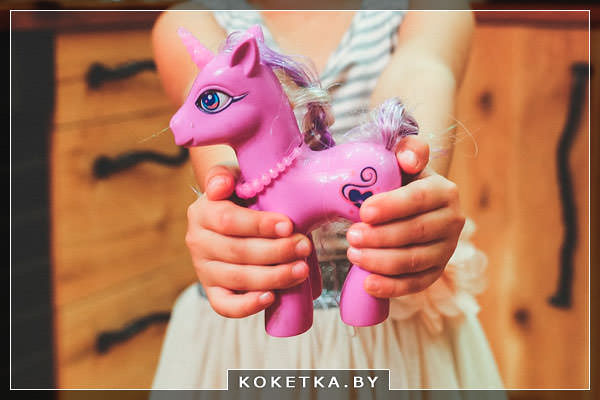 Девочка с игрушкой