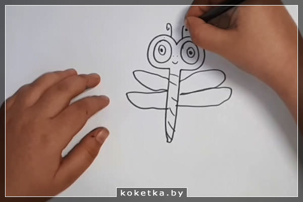Рисуем у стрекозы глазки и усики