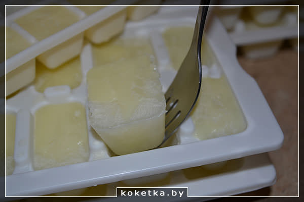 Заморозить молоко в формочках для льда