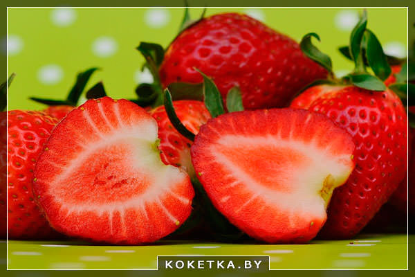 Разрезанная клубника для маски
