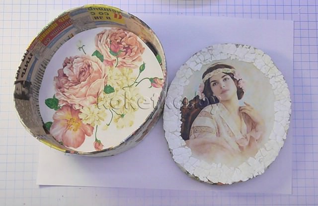Обклеиваем скорлупой края крышки и всю внешнюю часть шкатулки