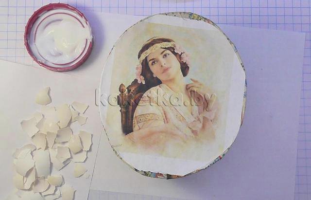 Изображение девушки на крышке шкатулки 
