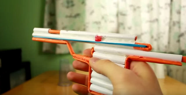 Стреляющий пистолет из бумаги