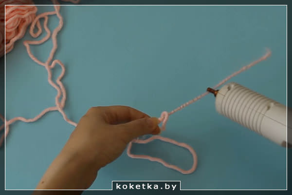 Из проволоки будем делать хвост для свинки-игрушки