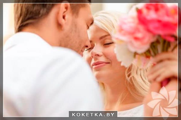 Парень дарит цветы девушке так как она ему нравится 
