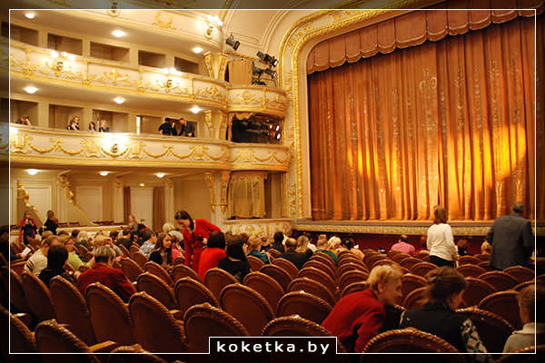 В театре