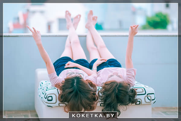 Девушки подружки отдыхают вместе 
