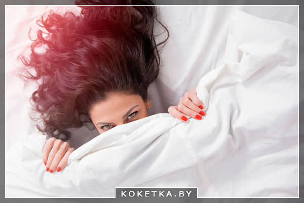 Довольная девушка после того как поплакала 