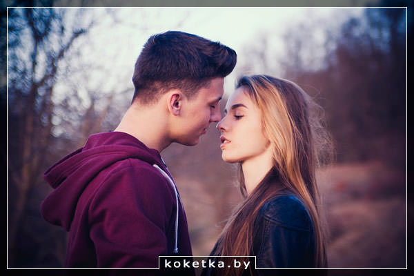 Мужчина красиво ухаживает за девушкой