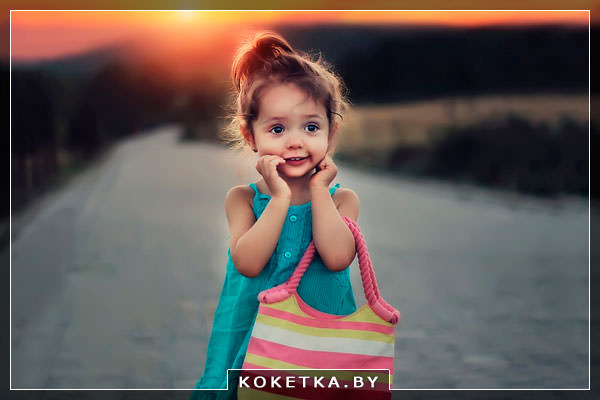 Девочка в ожидании родителей 