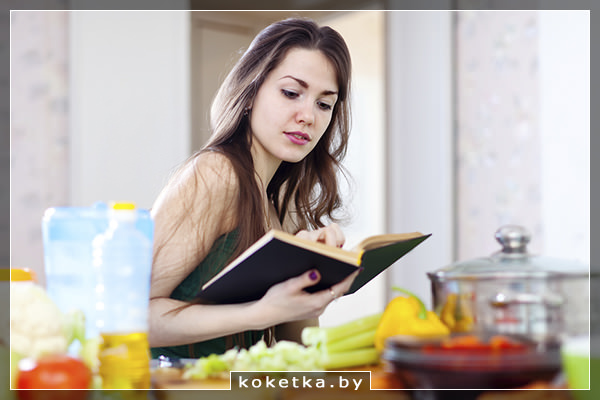 Девушка читает кулинарную книгу