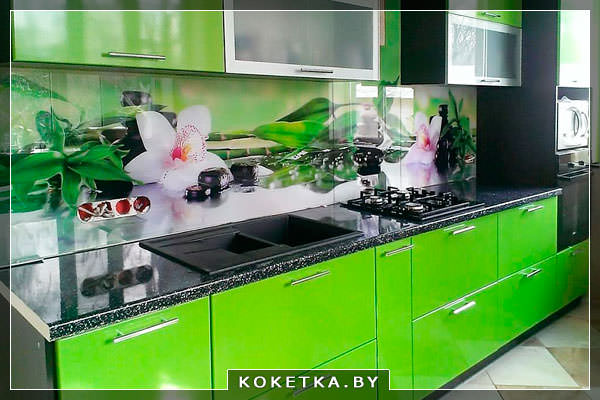 Красивый стеклянный фартук на кухне