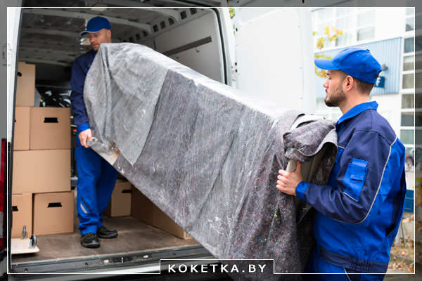 Продавец поставляет мебель покупателю с курьером