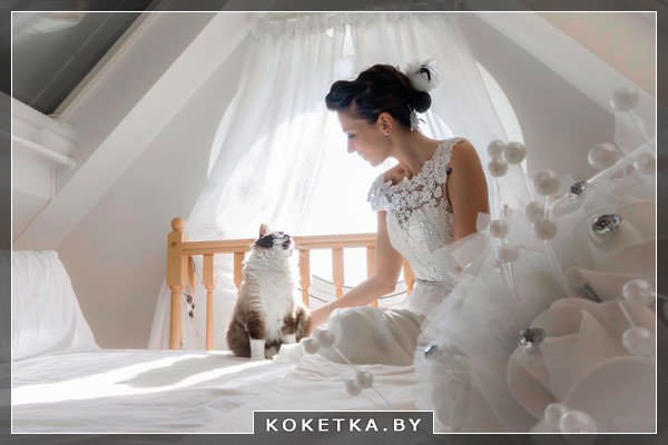 Белое постельное белье, невеста ждет жениха