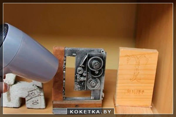 сдувание пыли с труднодоступных мест с помощью фена для сушки волос 