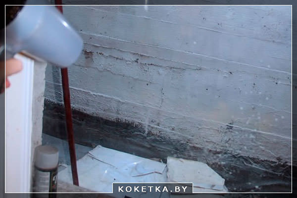 сушка оконных рам с помощью фена для сушки волос