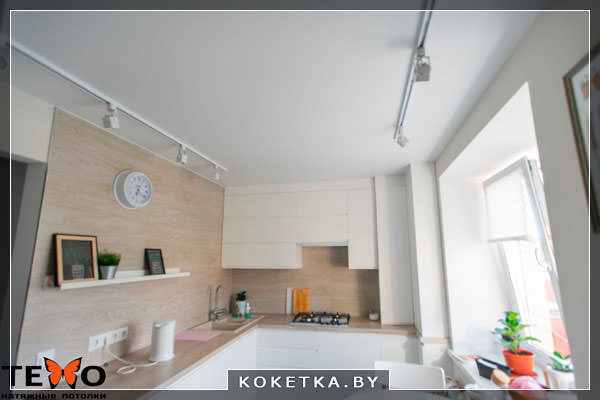 Натяжные потолки с трековым освещением