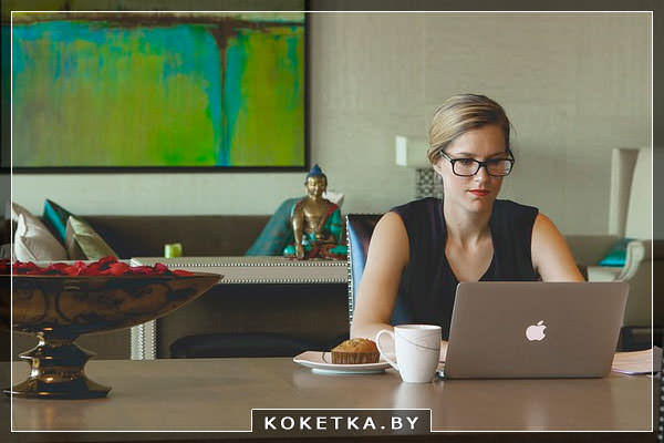 Девушка на работе после декретного отпуска