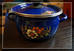 Эмалированная кастрюля