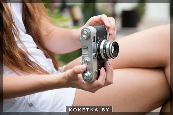 Девушка с фотоаппаратом в путешествии