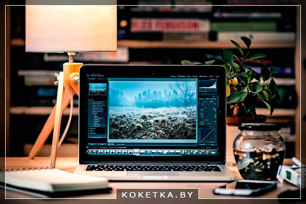Стол в кабинете для работы дома