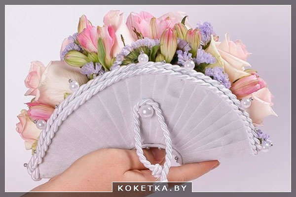 Свадебный букет в виде сумочки