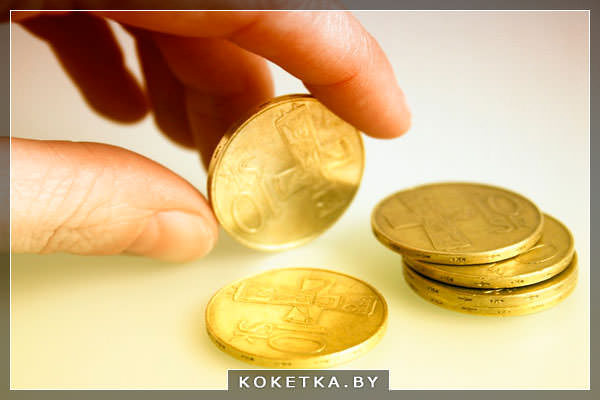 Золотые монеты в руках