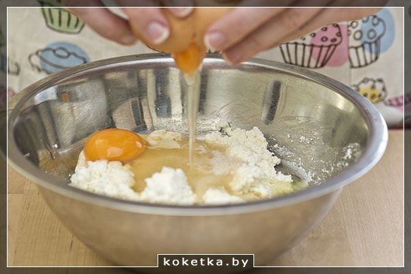 Смесь яиц, творога и сахара